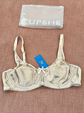NWT Lace trim Bra in Cream / tan Size 85B
